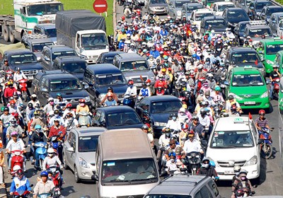 Huge rush of holidaymakers returning to HCMC caused chaos on streets on May 1 (Photo: SGGP) Huge rush of holidaymakers returning to HCMC caused chaos on streets on May 1 (Photo: SGGP)